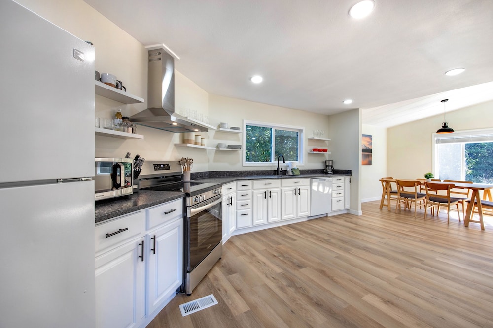 Orchard Haven Guest House 2 Bedroom Home by RedAwning