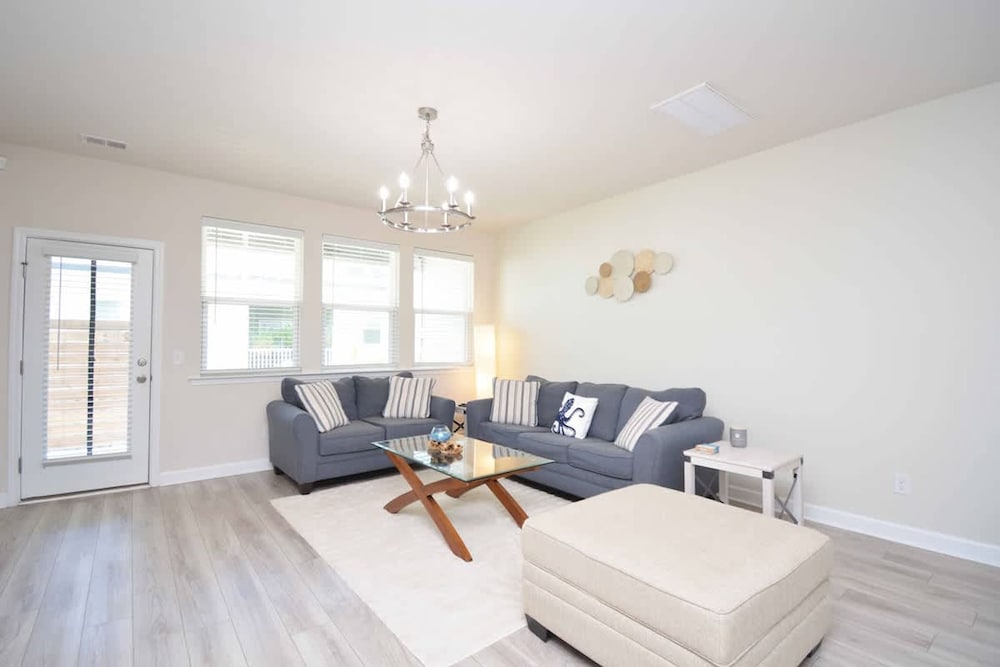 Getaway on Mclernon - Top Notch Mid Term Stay