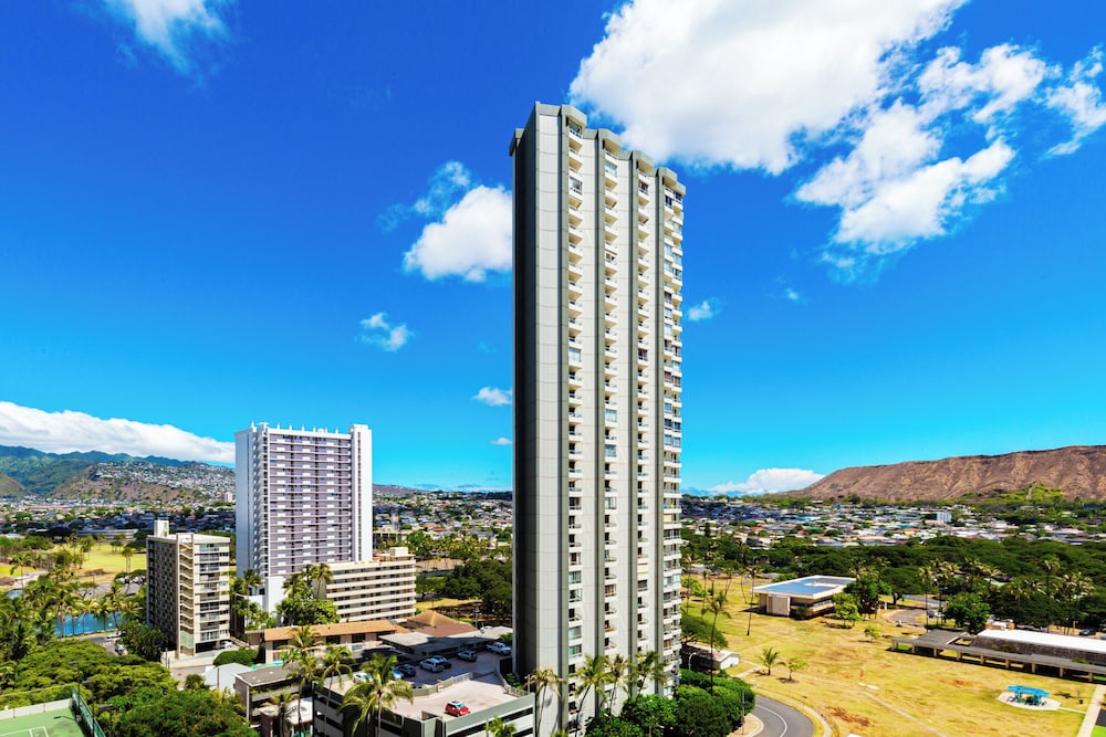 Waikiki Sunset Close to Beach with Parking