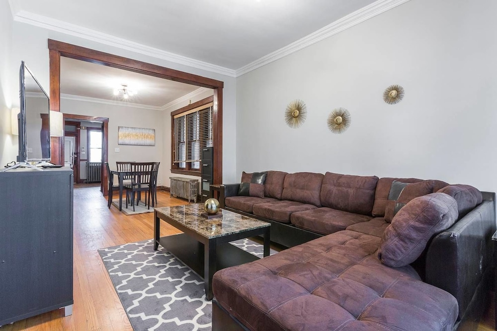 Chicago Vacations - Vintage Uki Village Charmer, Quiet Cozy 2 BDR - Property Image 4