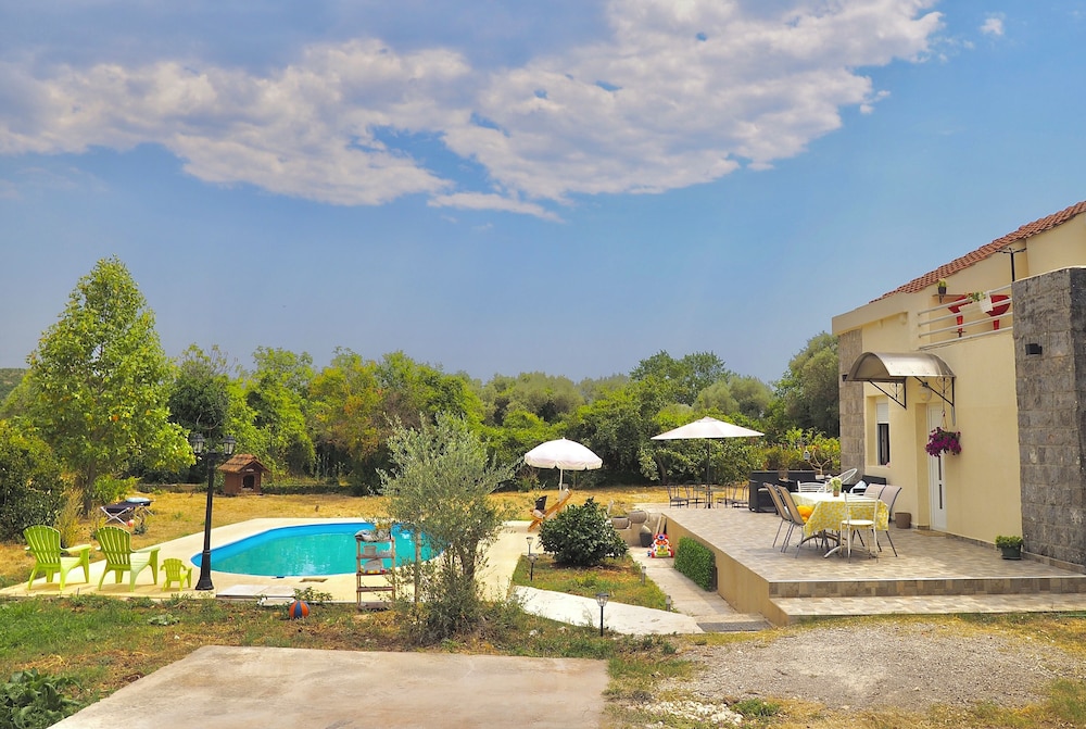 Villa Paraiso with Pool