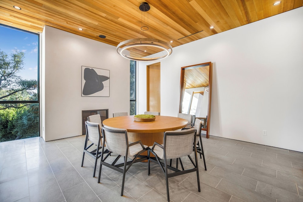 Oak Pass Manor: Indoor-outdoor Luxury With Pool, Sauna & Panoramic Views