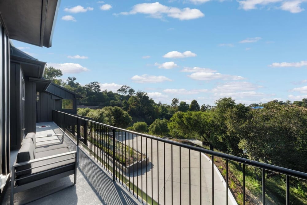 Oak Haven Sanctuary - Grand Estate With Pool, Guest House & Scenic Views