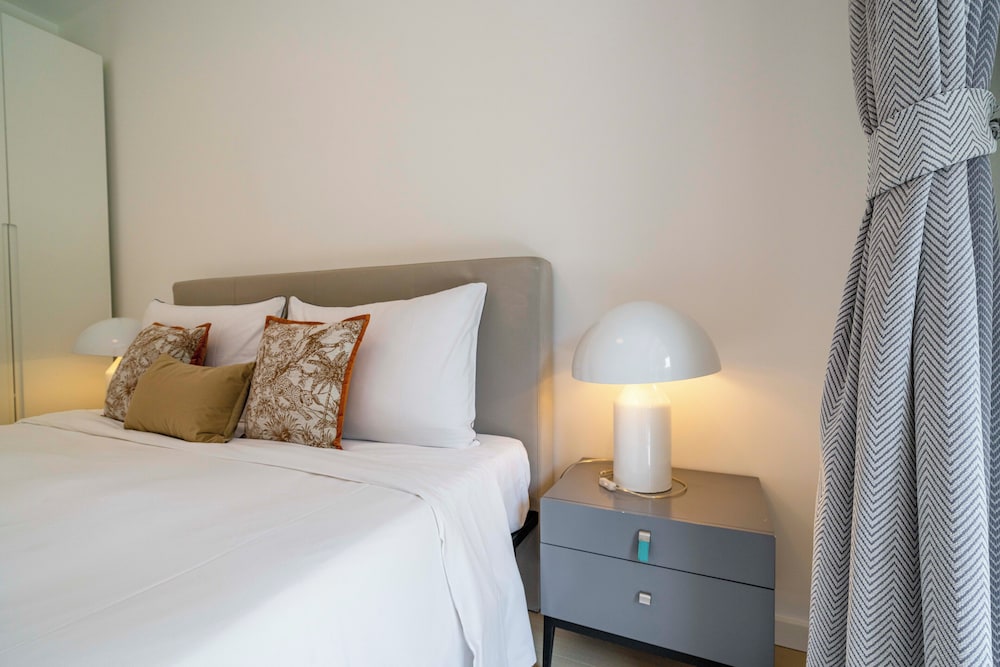 Tyms Stylish 3BR 2BA Apt Xujiahui Shops