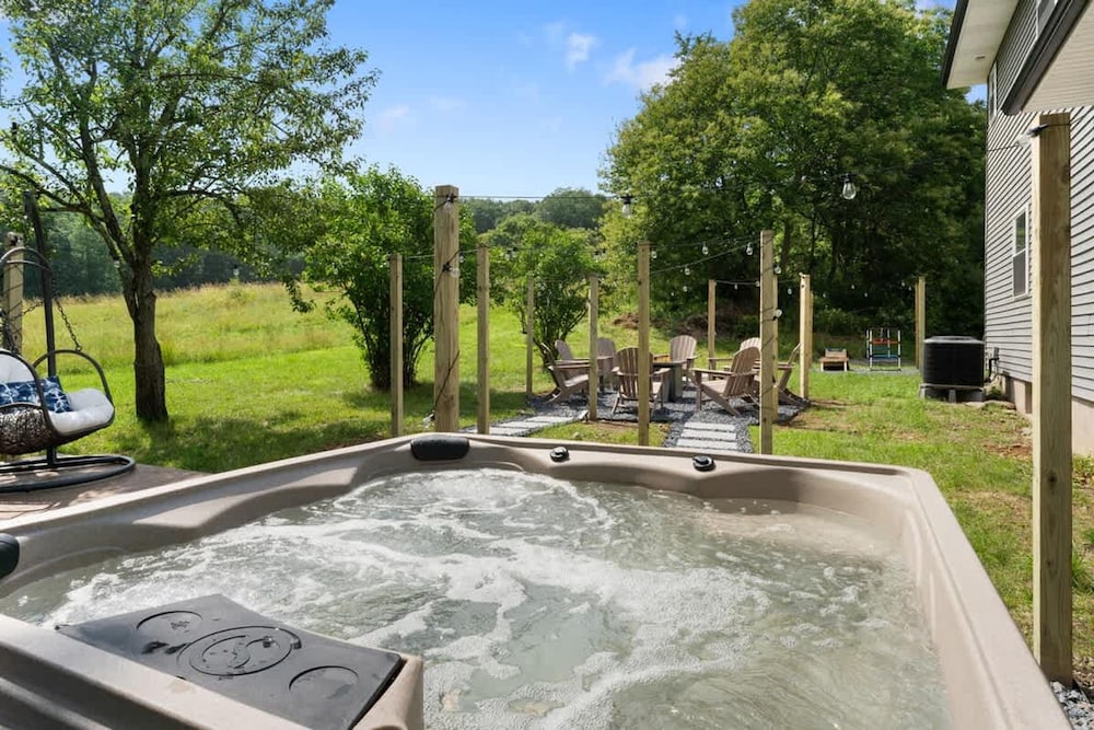 Charming Poconos Retreat w spa Fire pit Deck