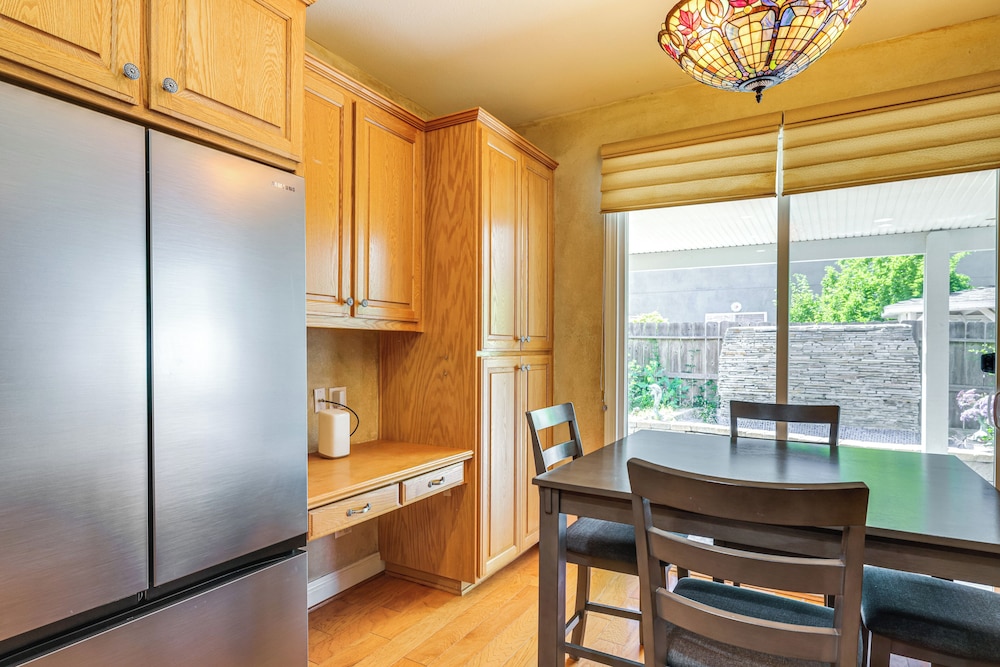 5 Mi to Dtwn Modesto: Family Home w/ Patio!