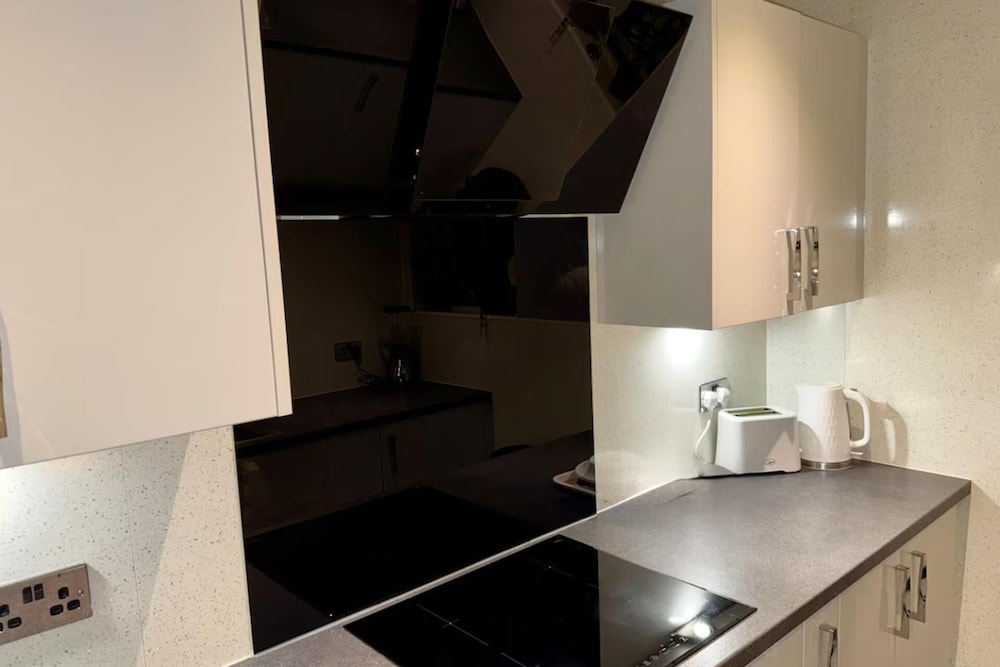 2 Bedroom Apartment - Sleeps 4, Free Parking, Wifi