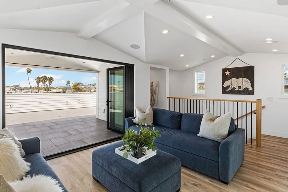 3BR Newport Luxury Rooftop Deck Hottub Parking