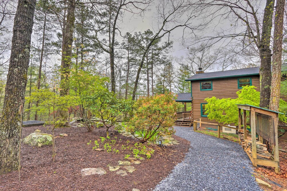 Blue Ridge Cabin w/ Hot Tub, Fire Pit, & Game Room