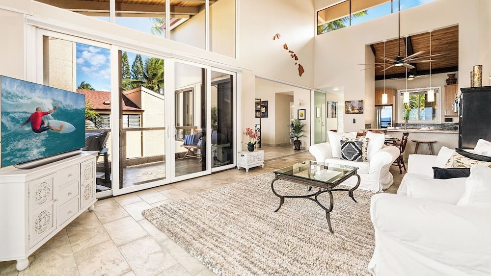 Oceanfront Penthouse With Sunset Views, A/C and Wraparound Lanai! - Vrkcv