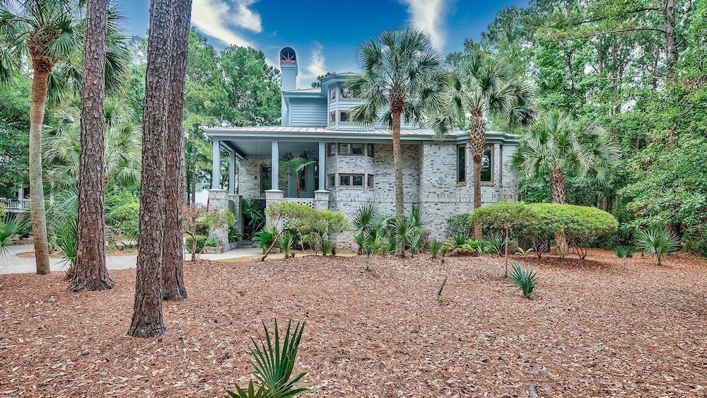 Beautiful Villa Marilyn 4 Bedroom Home by RedAwning