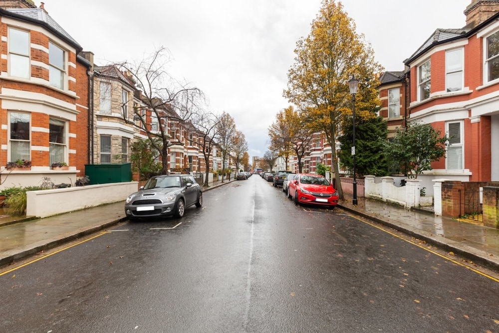 Lovely 4 Bedroom House near Portobello