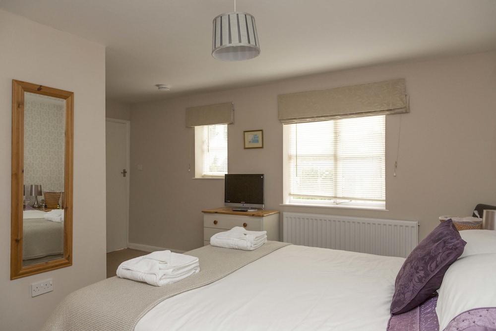The Pines at Eastleigh - 3 Cottages view 4