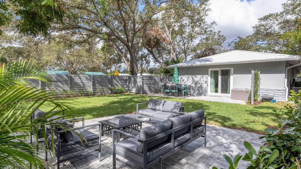 Downtown Sarasota Private Vacation Home - Minutes To Beaches, Beautiful Backyard, And Pet-friendly! 3 Bedroom Home