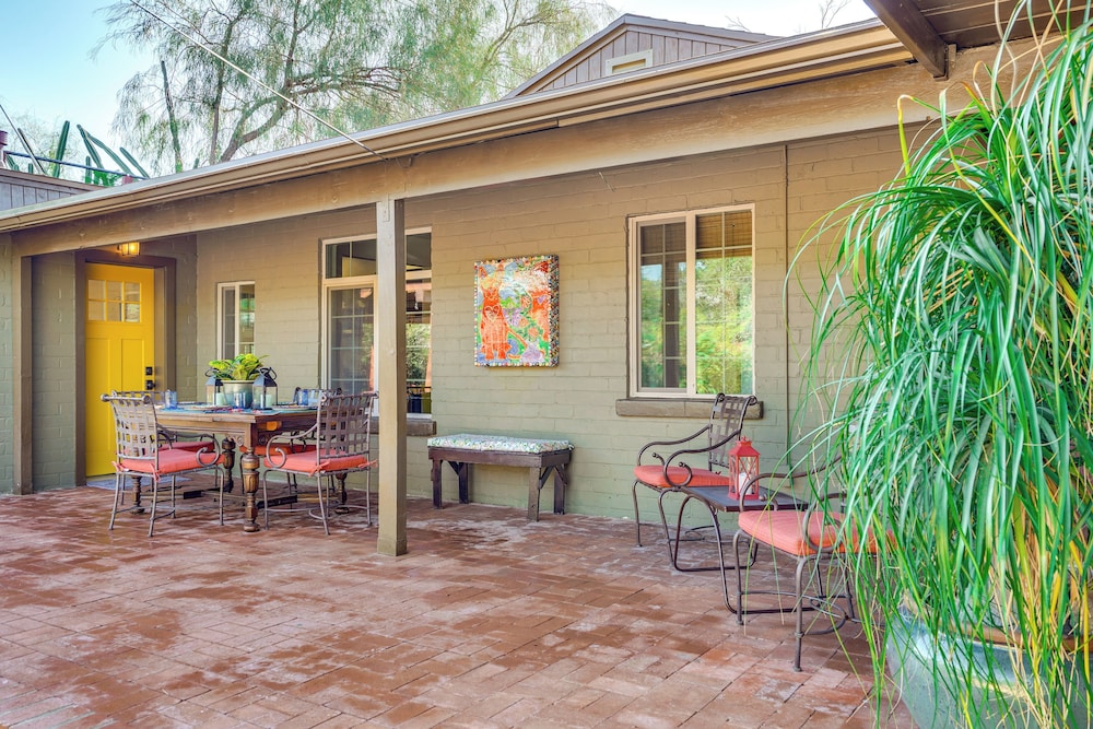 Gazebo, Patios & Grill: Colorful Tucson Retreat!