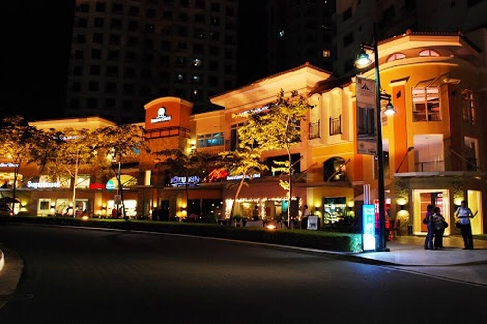 Elegant 2BR Apartment in Upscale Fort BGC Fast Wifi