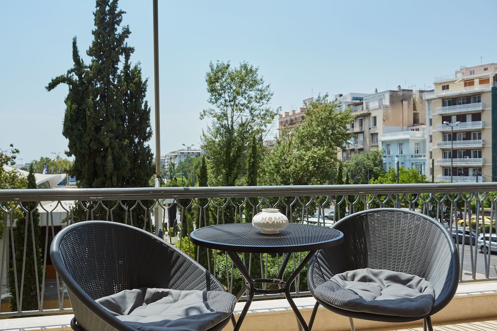 Chic One Bd Apartment with Hilton View
