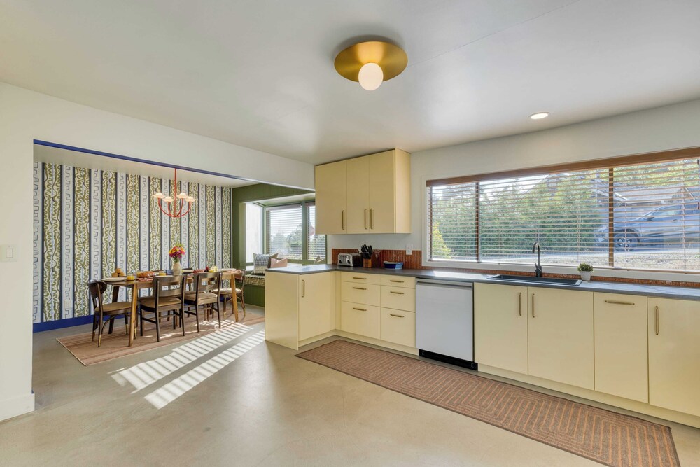 Walk to Beach & Shops Fireplace, Patio Dining & Firepit at Manzanita Ave