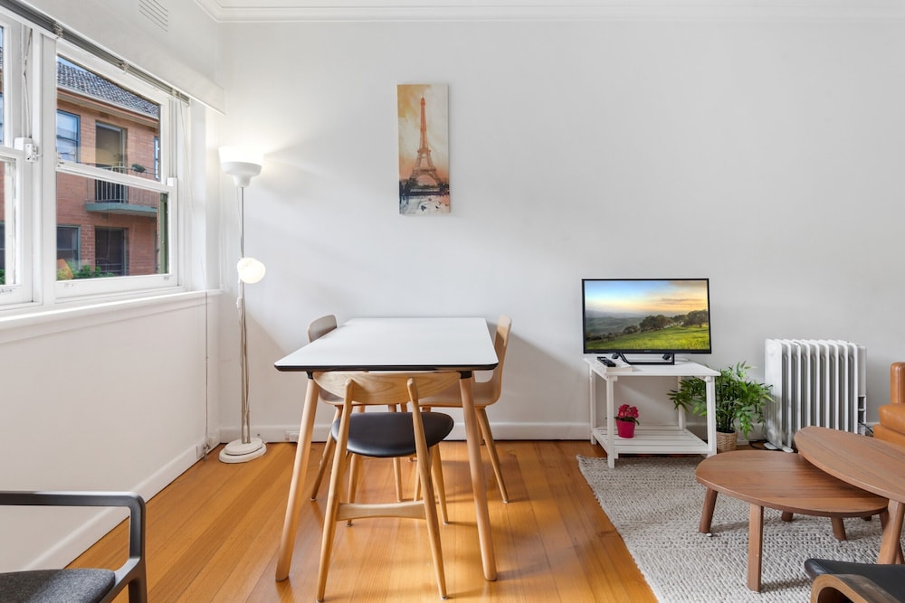 Comfy One-bedroom Unit Between City and Airport