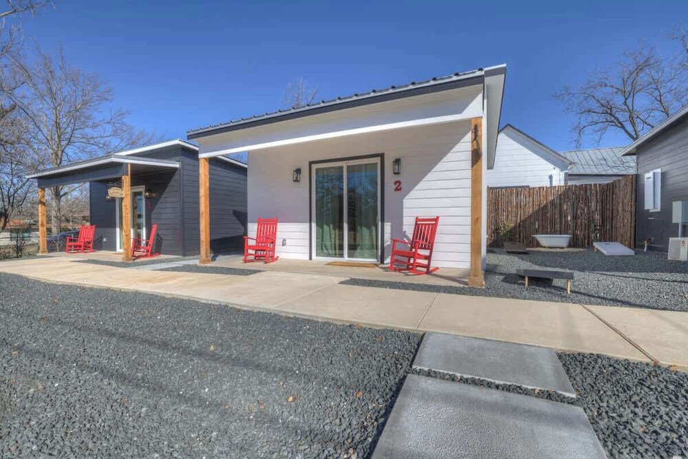 Pop-2: Hot-tub/close to Main St!