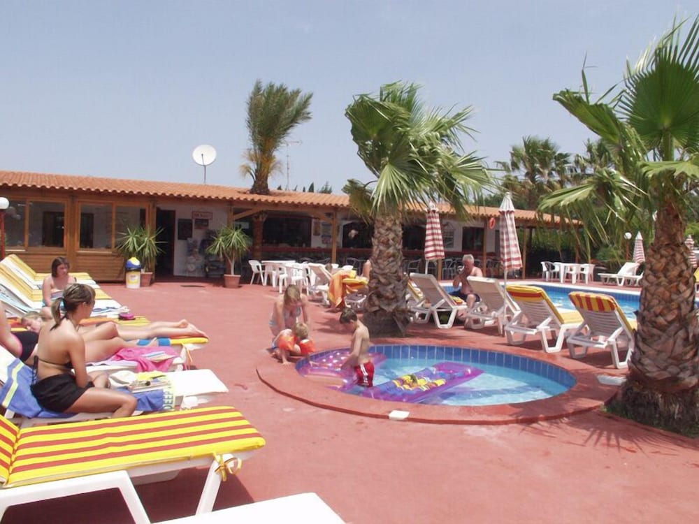 Sandy's Studios Apartments & Log Villas