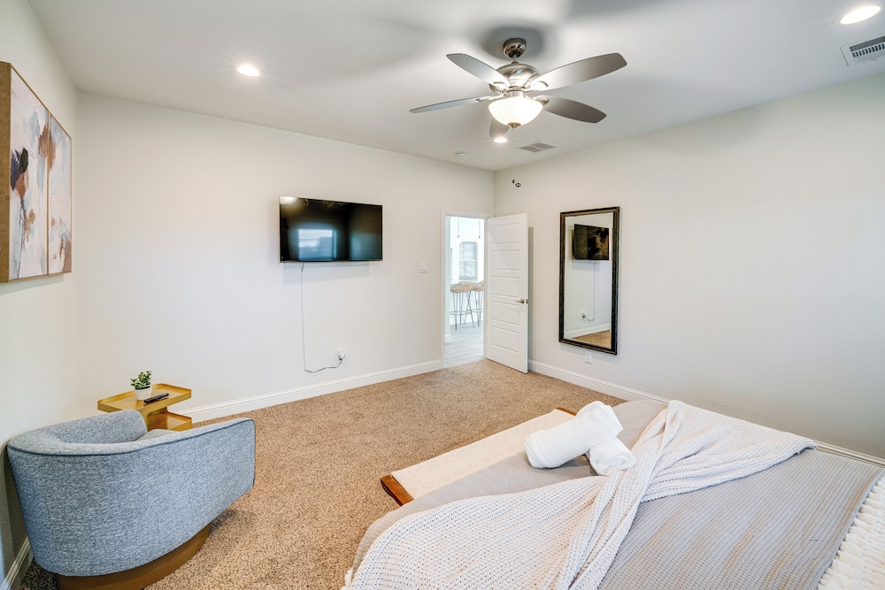 10 Mi to Dtwn Dallas: Chic Home w/ Yard!