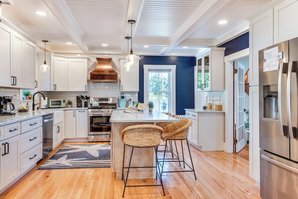 Hot Tub & Fireplace: Coastal Getaway in Maine