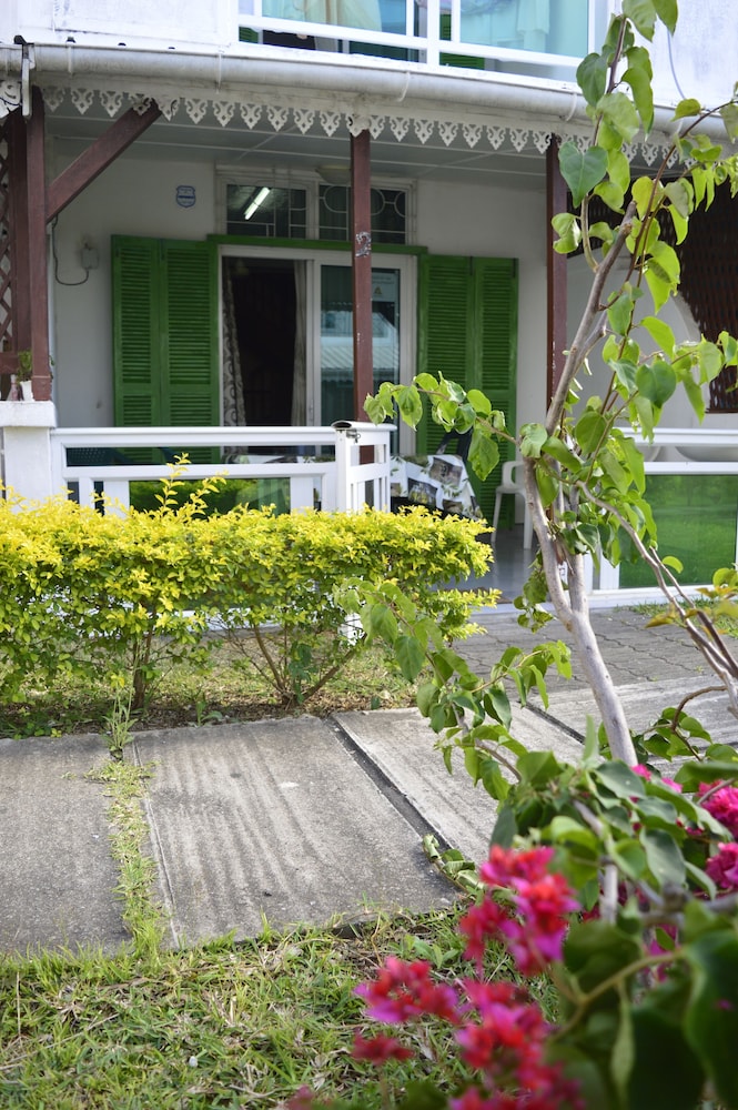 La Joliette Bungalow - Opposite Pereybere Beach