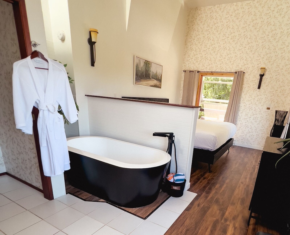 Tofino Vacations - Lunar Cove Inn - Property Image 11