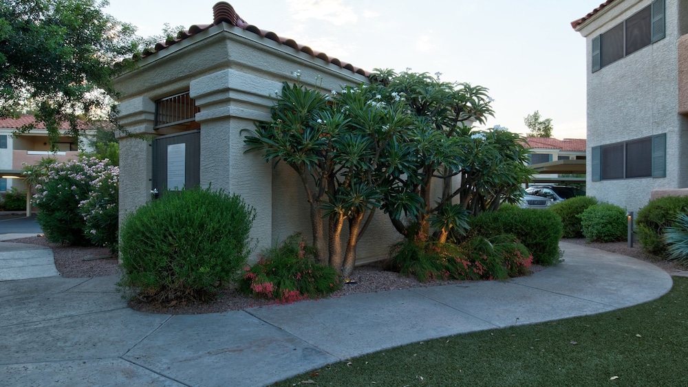Luxury Paradise Valley Condo, Complete Remodel!