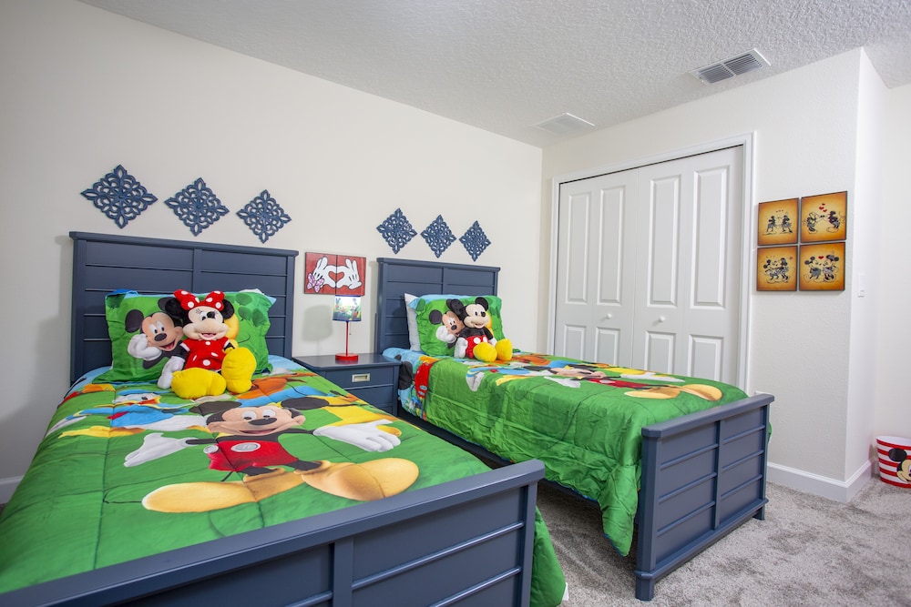 Marvelous 4 Bd w/ Pool Close to Disney 218