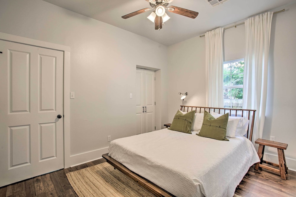 Chic New Orleans Gem w/ Deck: Walk to Cafes!
