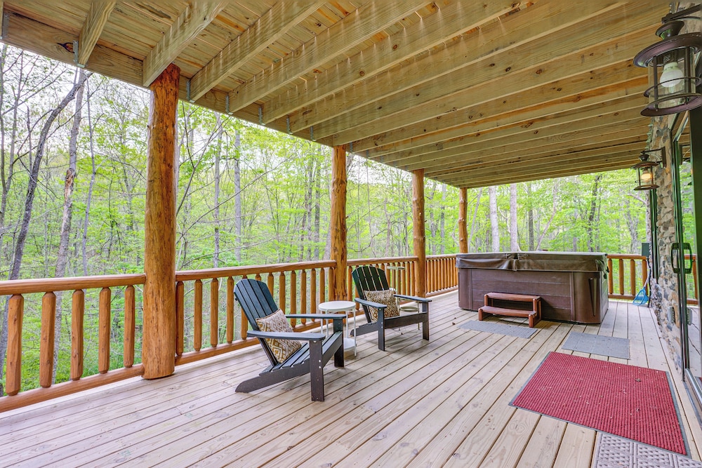 15 Mi to Hocking Hills: Secluded Cabin w/ Hot Tub
