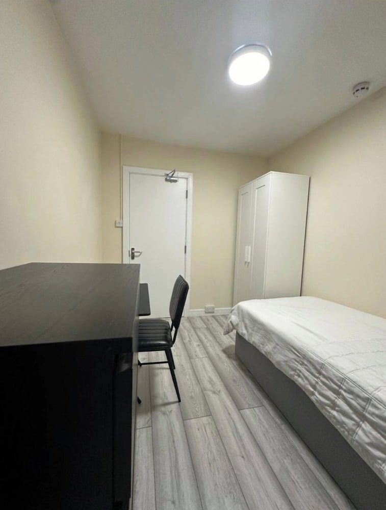 Uppamosluxurious London House With 4 Bedrooms view 2