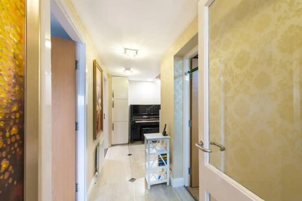 Elegant 4 Bedroom Maisonette Near Wardie Bay view 4