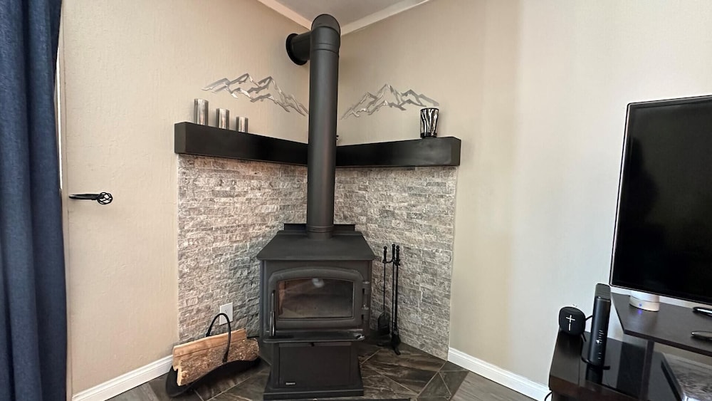 Spacious 2 BR Units at 1849 Condos With Free Pool, Parking & Wifi