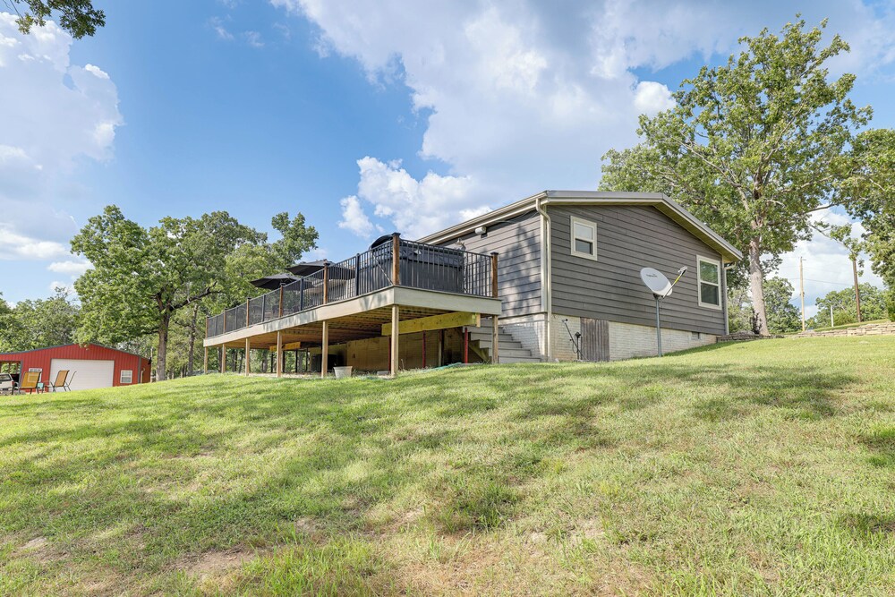 Outdoor Kitchen + Hot Tub: Table Rock Lake House