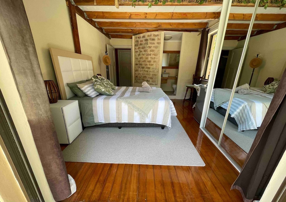 Room-living In Mountain Views Camps Bay view 5