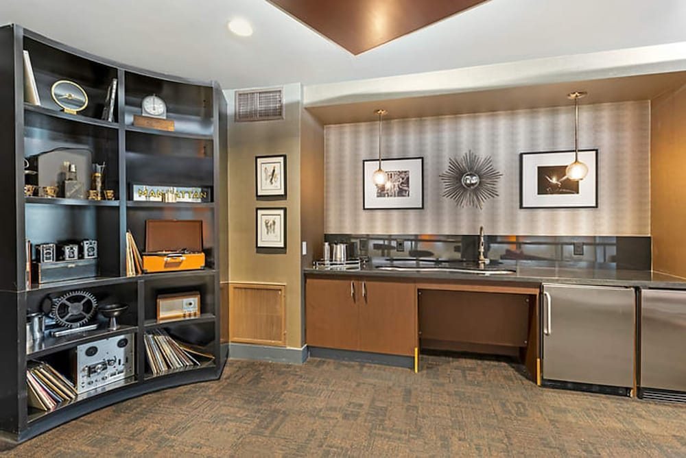 Beautiful 1 BR in LA Gym Pool 10mins to Cedar
