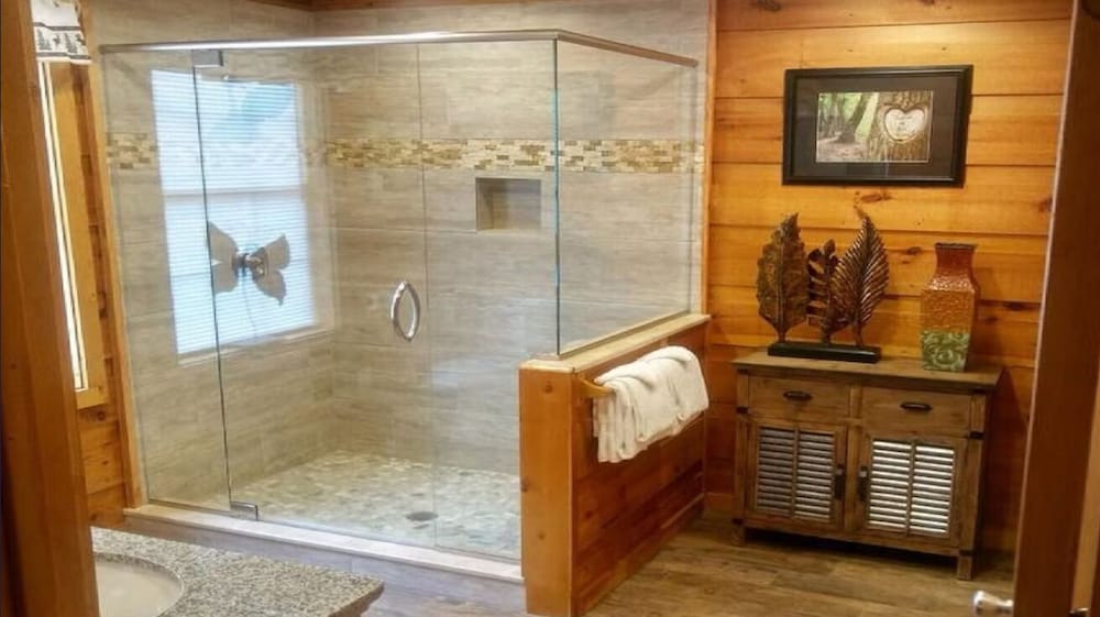 Riverside Retreat 4 Bedroom Cabin