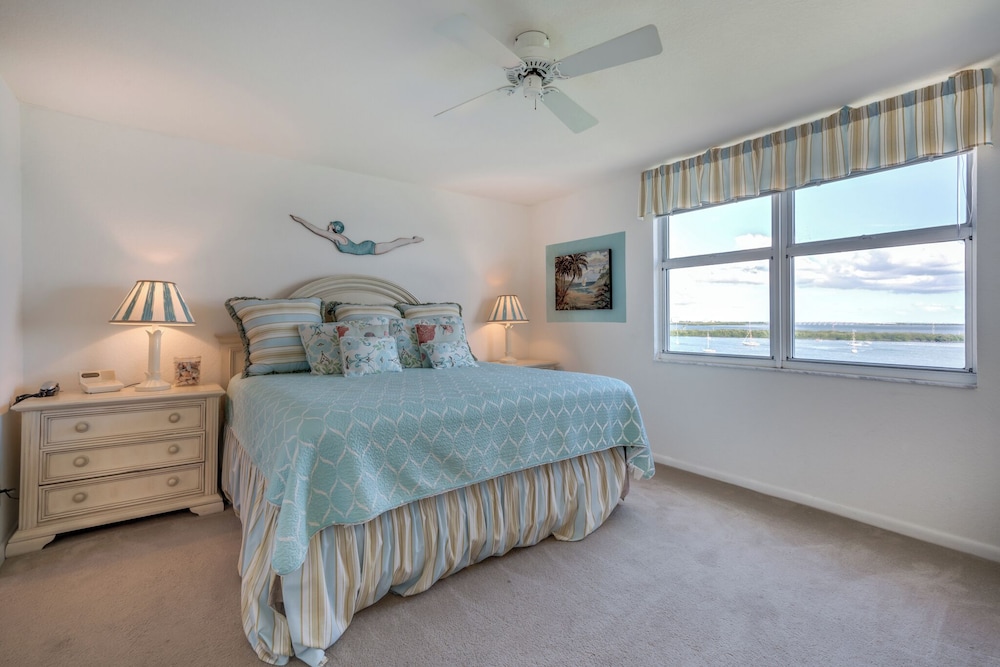 Bahia Vista 17-881 by Distinctive Beach Rentals