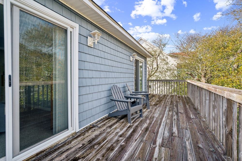 Walk to Beach Private Deck Family Fun