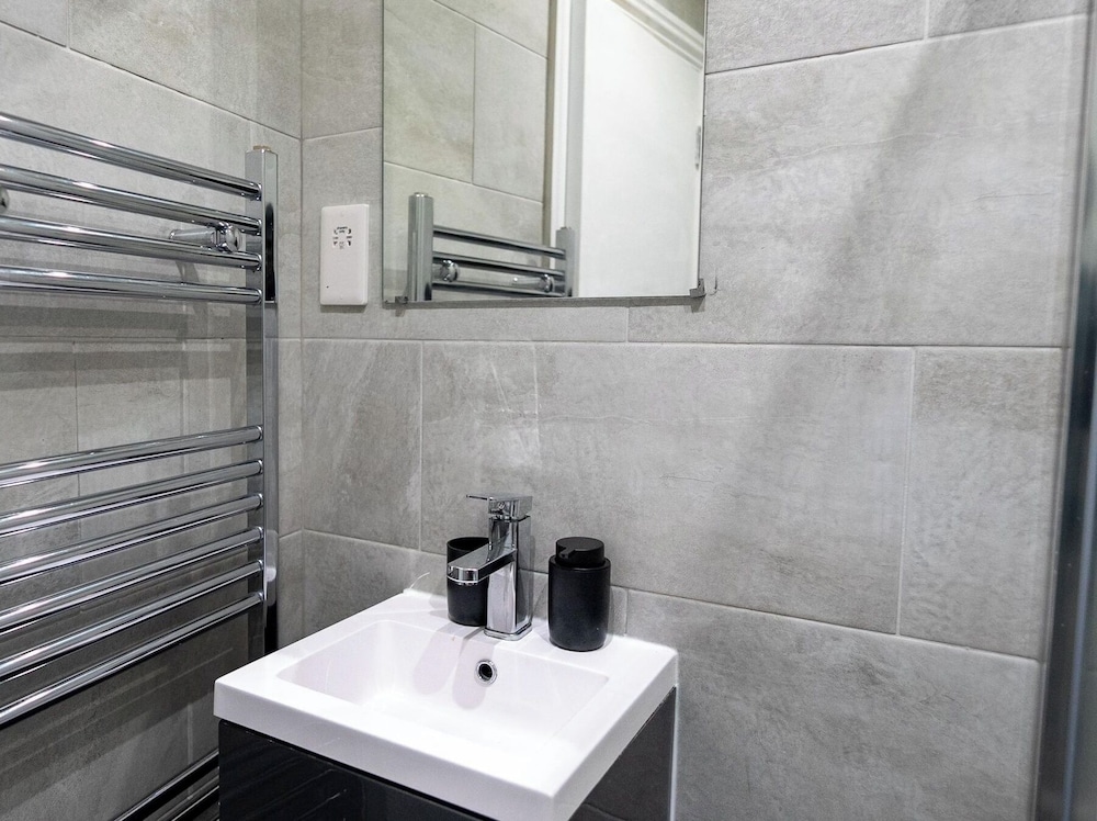 Chic City Apartment in Wallington