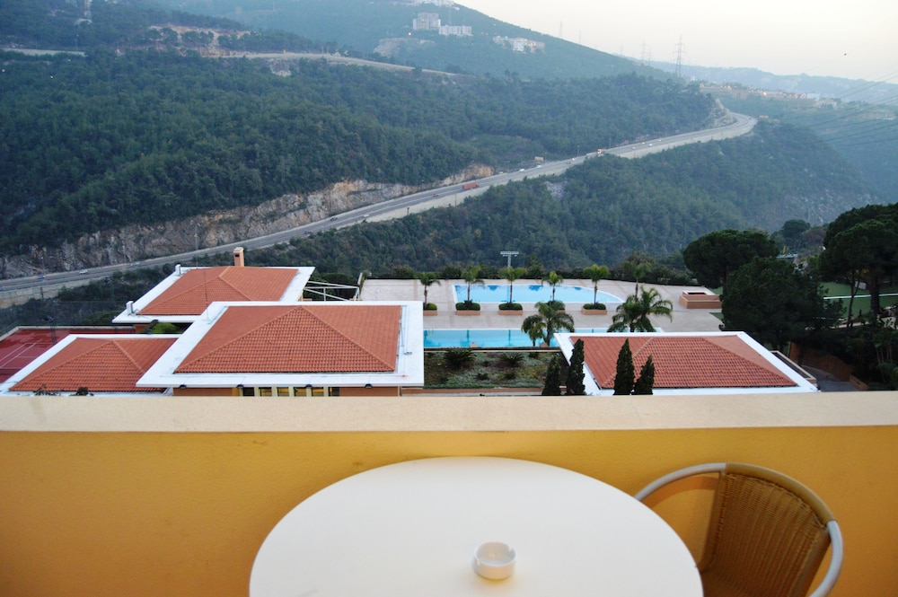 Country Lodge Hotel & Resort