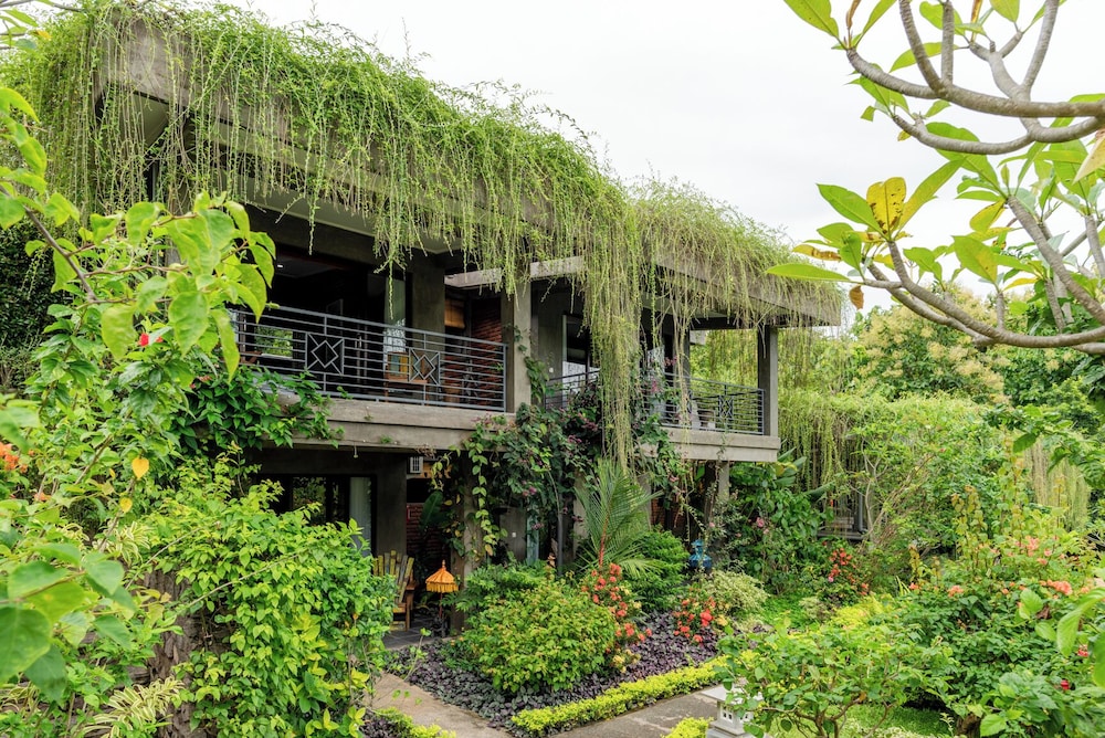 Alamanda Lovina Resort