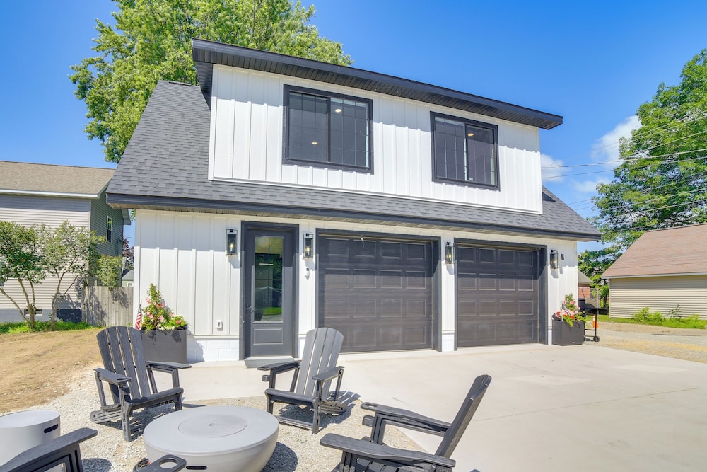 Walk to Waterfront: Michigan Retreat w/ Game Room