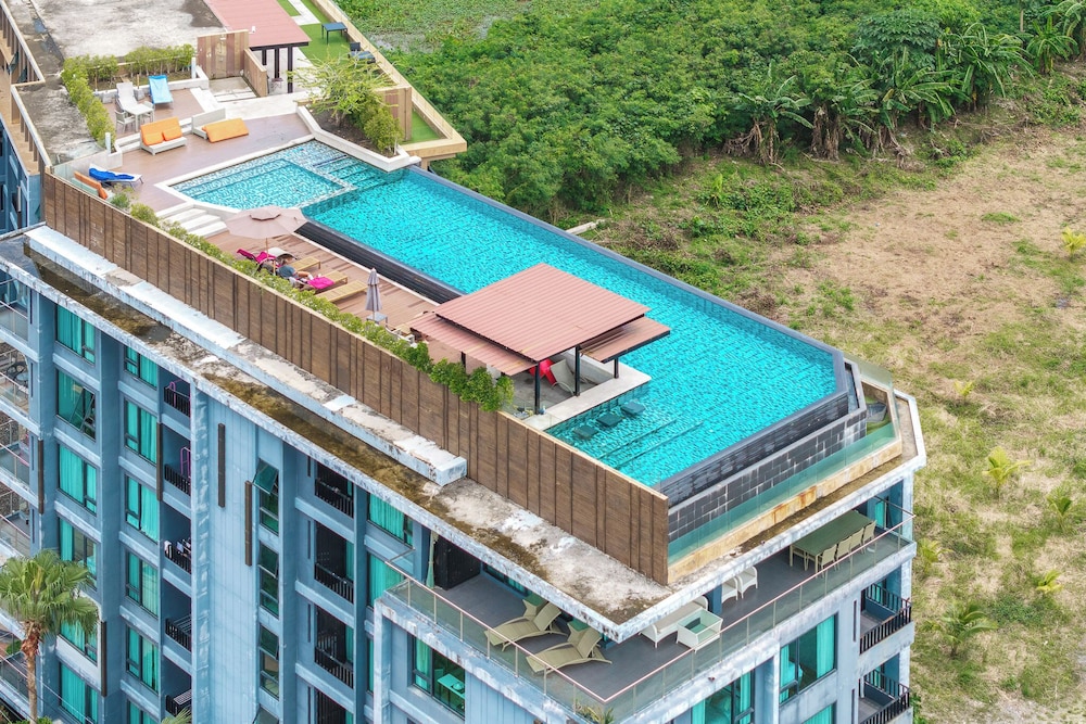 Rooftop Pool Walk to Surin Beach C207