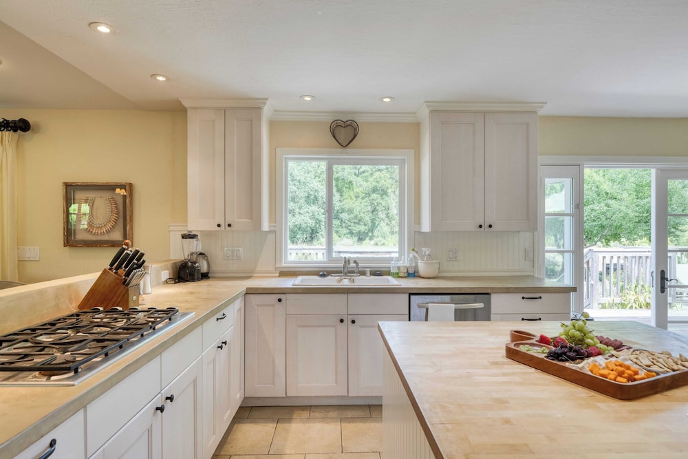 Glen Ellen Escape 5BR Retreat w/ Pool, Hot Tub, Hammocks & Vineyard Views