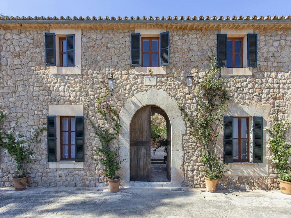 Stunning Farmhouse With Private Pool