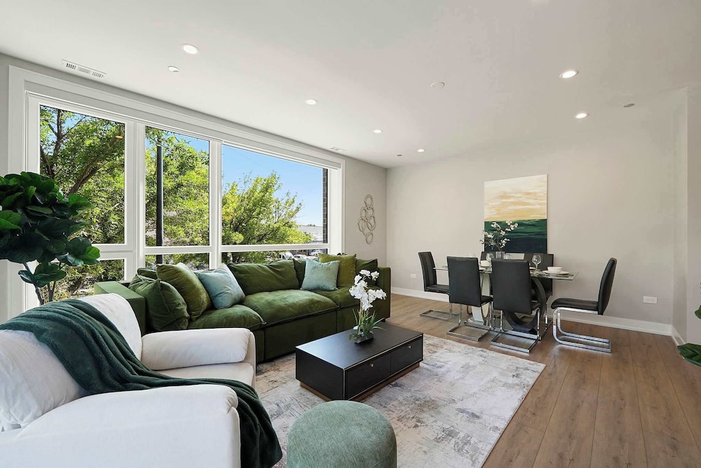 Modern 2br2ba Condo Free Parking and Balcony